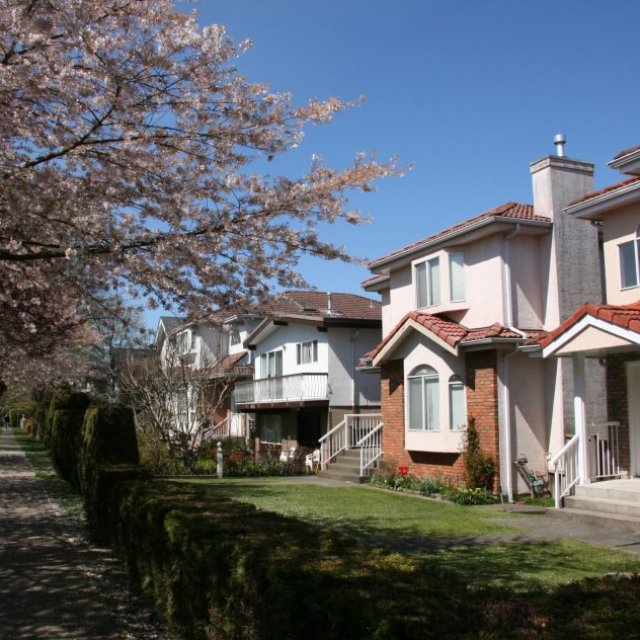 Mentor Homes Eavestrough and Siding