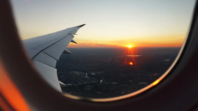 Traveling Light, Living Rich: A Business Traveler’s Guide to Capsule Packing and Experiential Flow