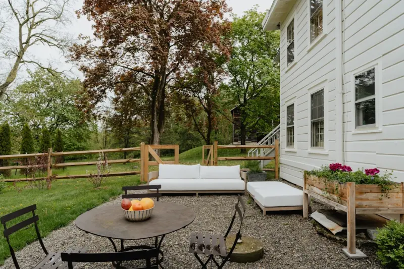 Creating a Backyard Fire Pit Lounge: Design, Safety, and Atmosphere