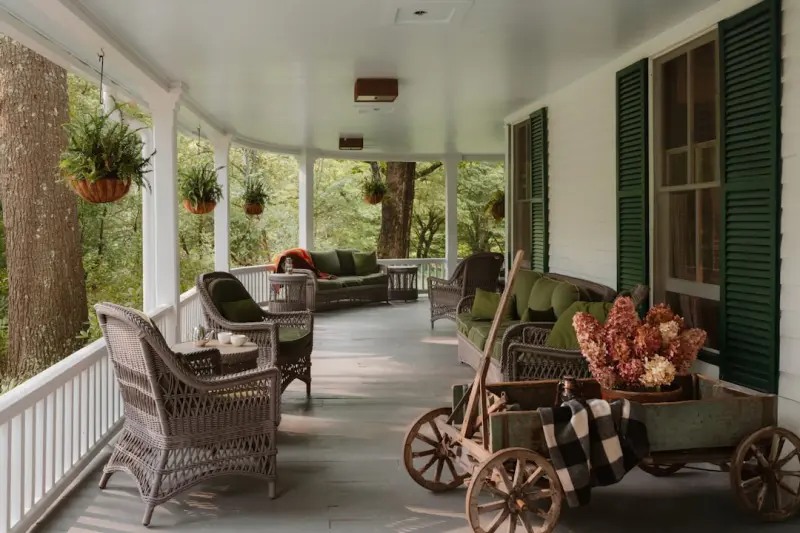 Seasonal Porch Makeovers: Refresh Your Home’s First Impression Seasonal Porch Makeovers: Refresh Your Home’s First Impression