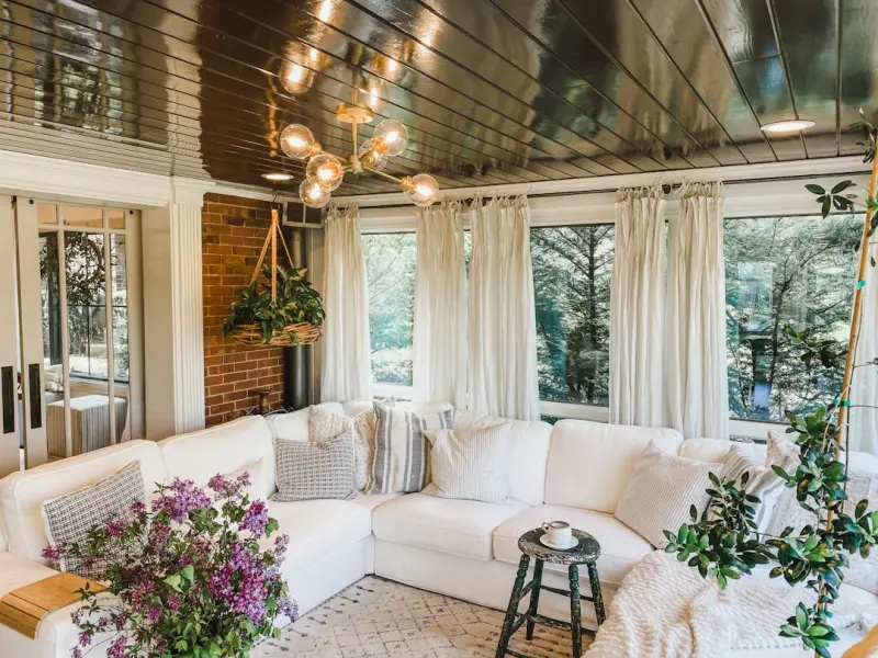 Seasonal Outdoor Living Room: A Flexible Garden Sanctuary