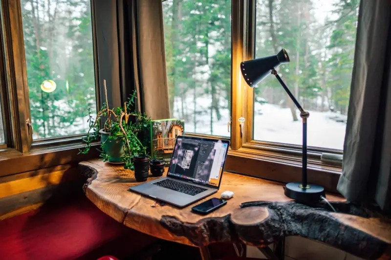 Crafting a Home Office That Boosts Focus Without Sacrificing Comfort